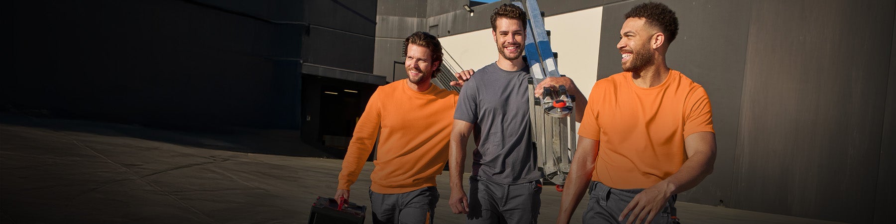 Trois hommes portent des chemises et des t-shirts à manches longues Strauss