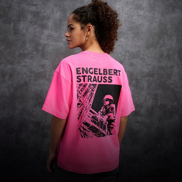 Femme portant un t-shirt rose fluo avec imprimé