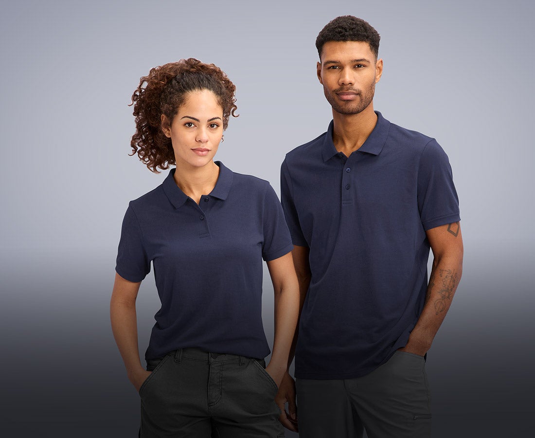 Une femme et un homme portent des chemises bleu foncé de la collection e.s.basics