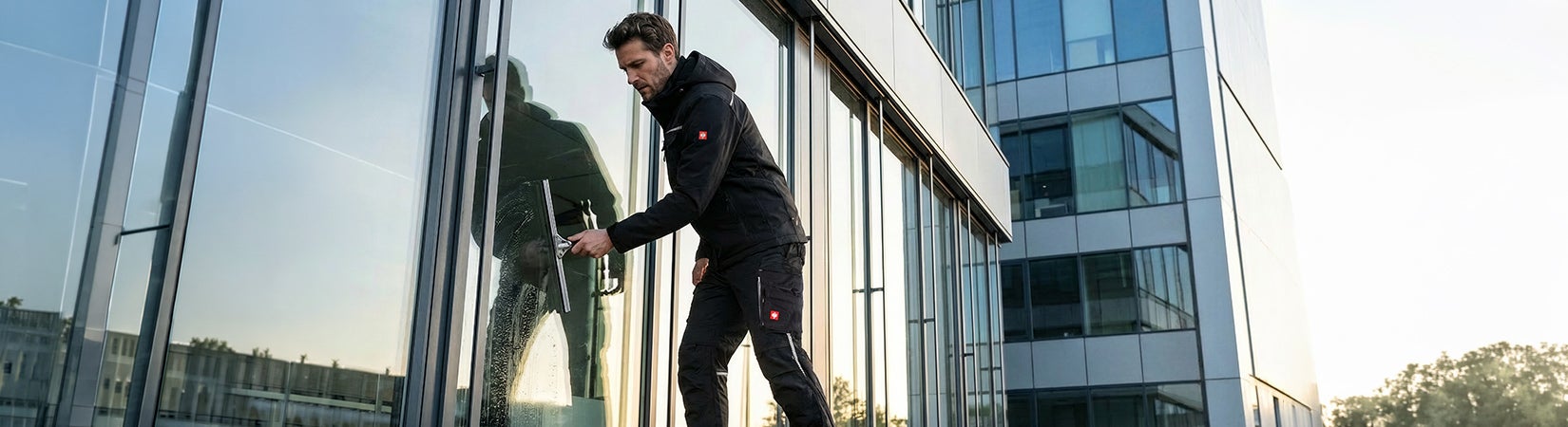 Généré / modifié par IA - L’homme porte des vêtements Strauss et travaille comme agent d’entretien de bâtiments.