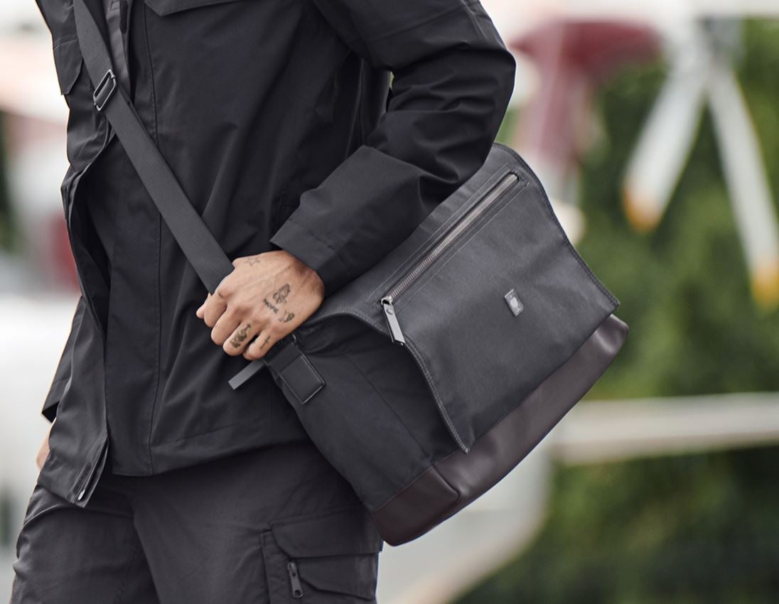 Doplňky: Messenger Bag e.s.motion ten + oxidově černá