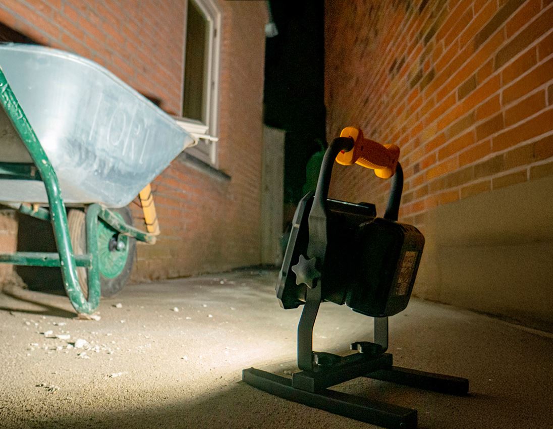 Nabídky měsíce: LED akumulátorový stavební reflektor 20 W 1
