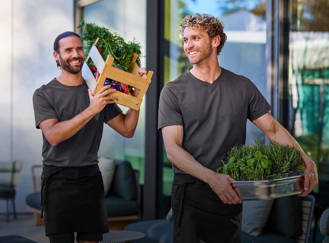 Muži v pracovních oděvech pro sektor gastronomie
