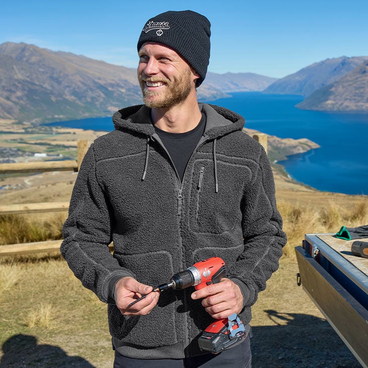 Žena s bundou z vlákenného rouna a pletenou čepicí, e.s.e:pic
