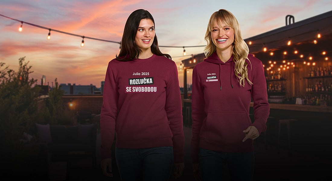 Dvě dámy v mikinách e.s.basics s nápisem „Rozlučka se svobodou“ večer