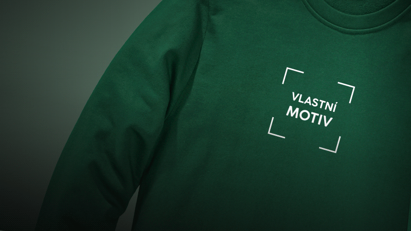 Mikina s potiskem a výšivkou