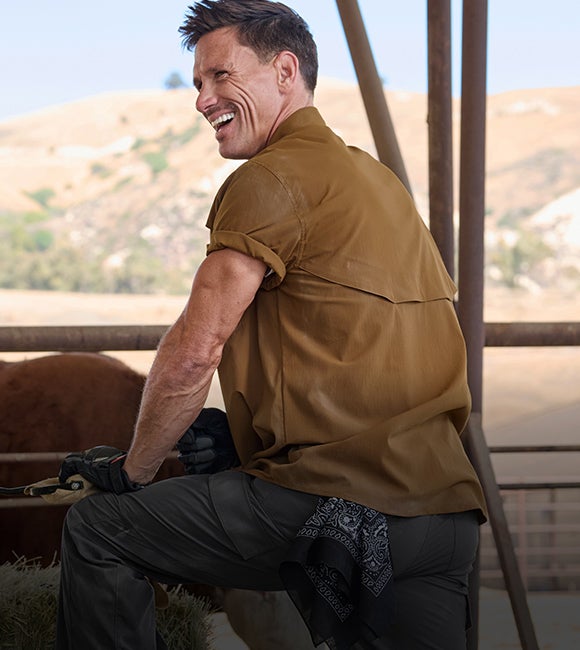 Muž v novém pracovním oděvu montérkovém e.s.t:aktik