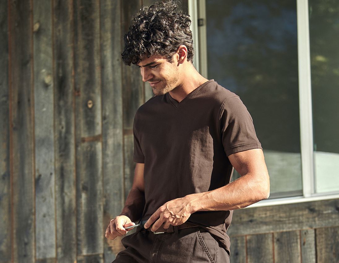 Thèmes: e.s. T-shirt cotton stretch V-Neck + marron