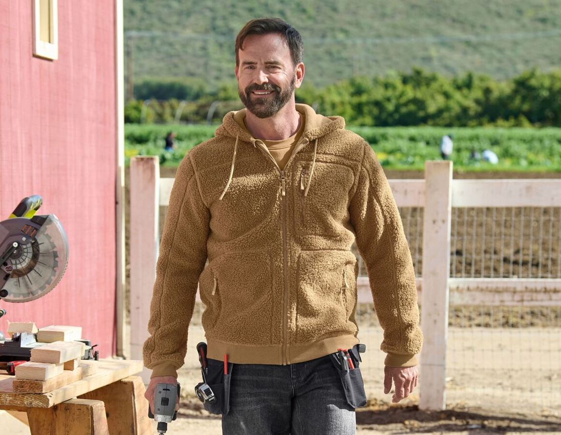 Larger gifts: Faux fur hooded jacket e.s.e:pic + almondbrown