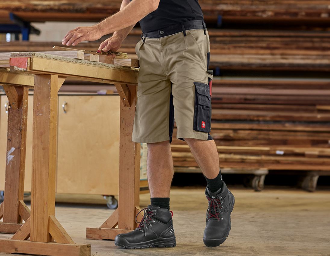 Topics: Short e.s.image + khaki/black