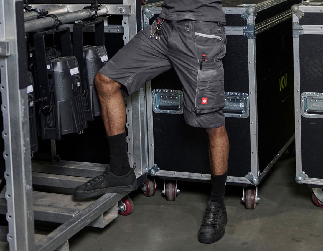 Bricklayers: Shorts e.s.motion 2020 + anthracite/platinum