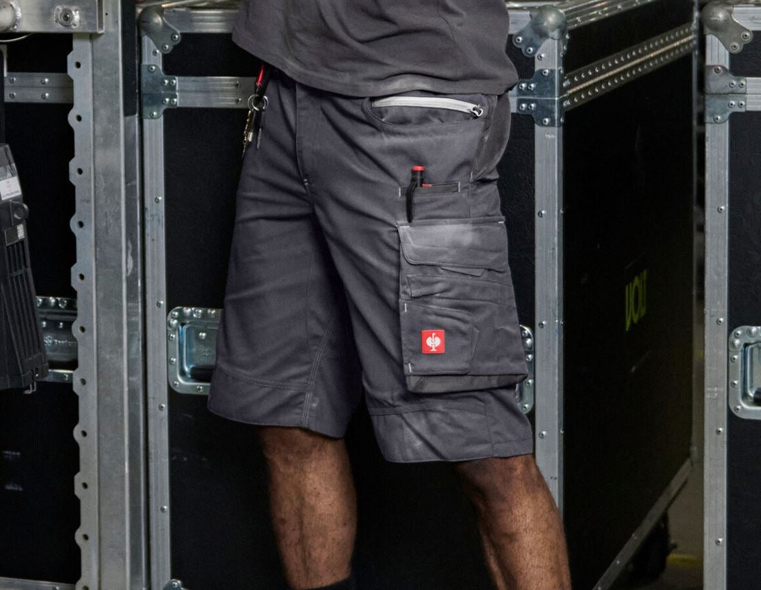 Bricklayers: Shorts e.s.motion 2020 + anthracite/platinum 1