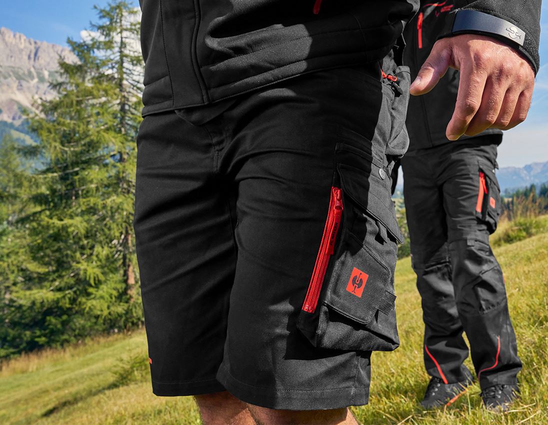 STRAUSS X FC BAYERN: FCB Work Shorts + black/straussred