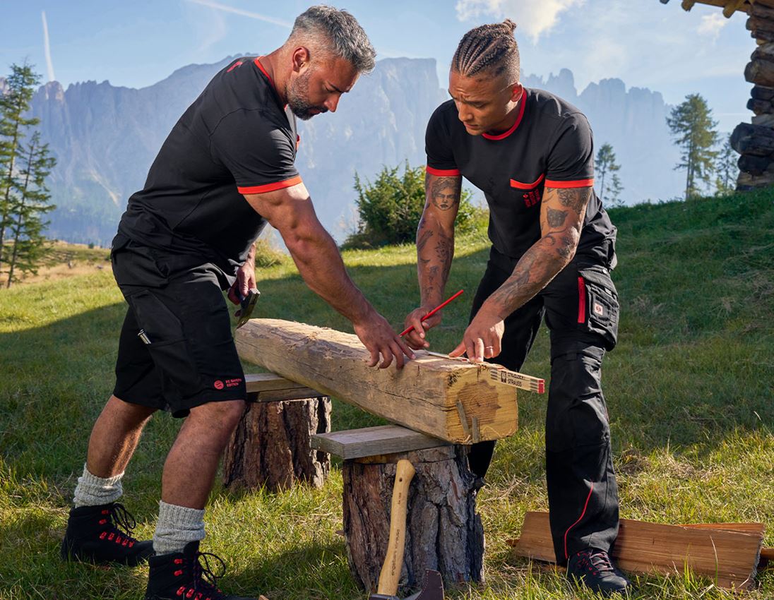 Kollaborationen: FCB Work Shorts + black/straussred 3