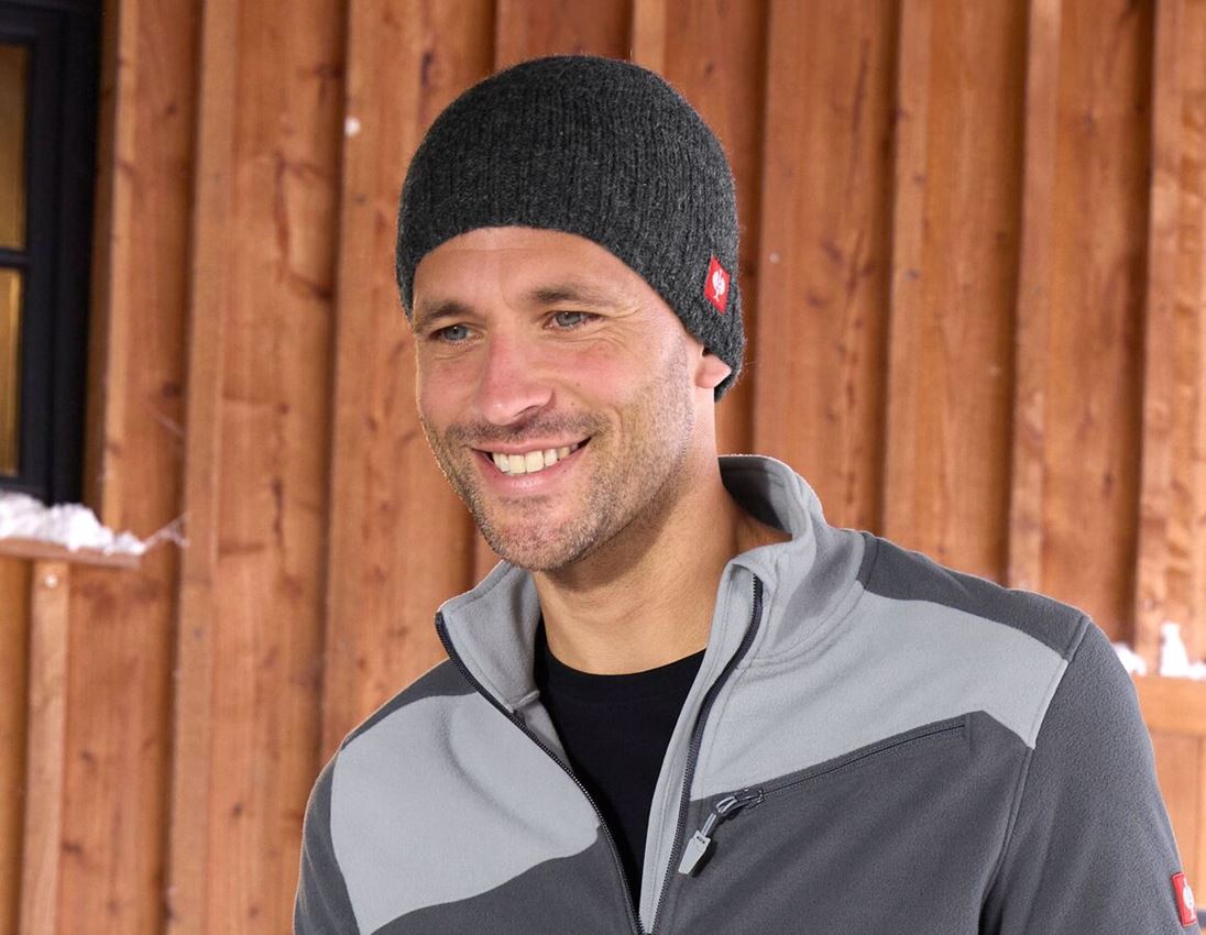 Winter accessories: e.s. Chunky knit hat + titanium