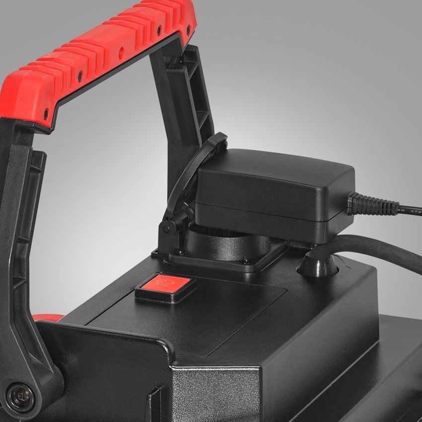 Lampen | Leuchten: LED-Bau-Arbeitsstrahler mit Steckdose 2