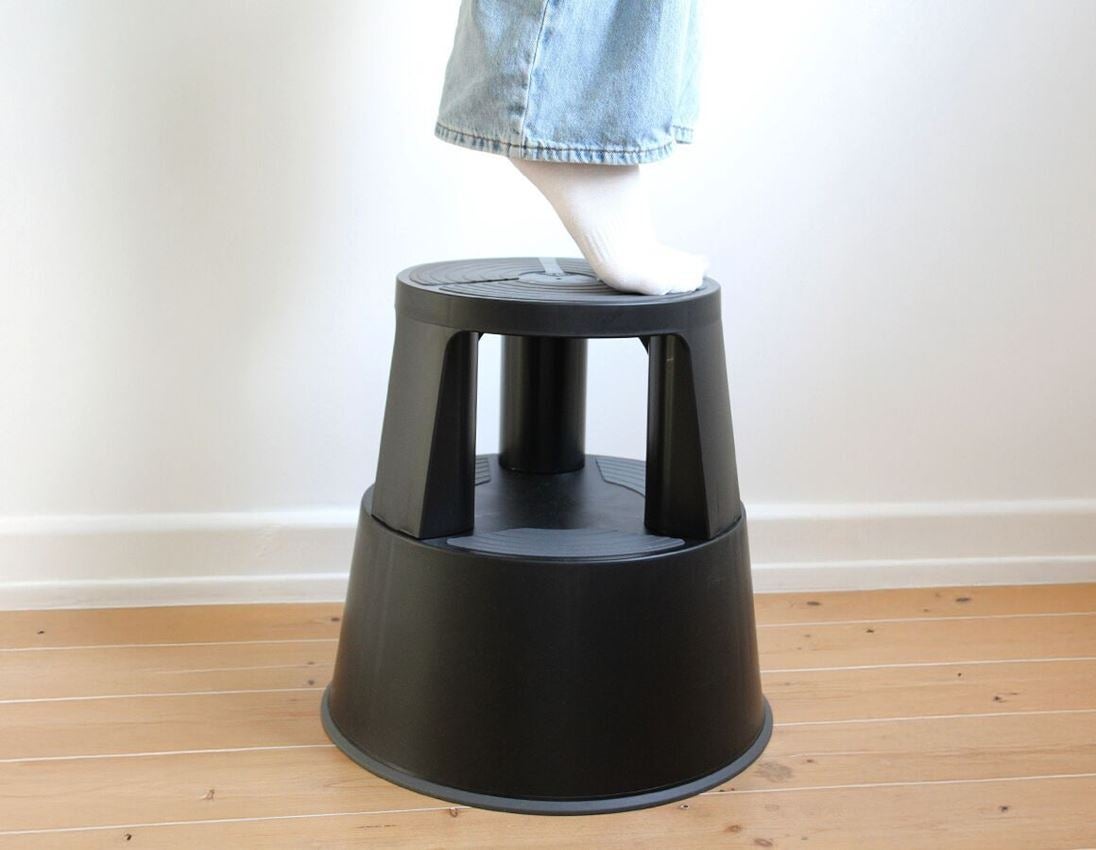 Chaises: Tabouret à roulettes + noir