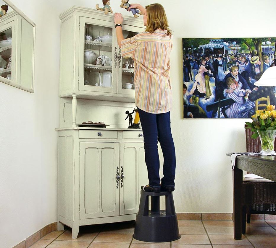 Chairs: Roller stool + black