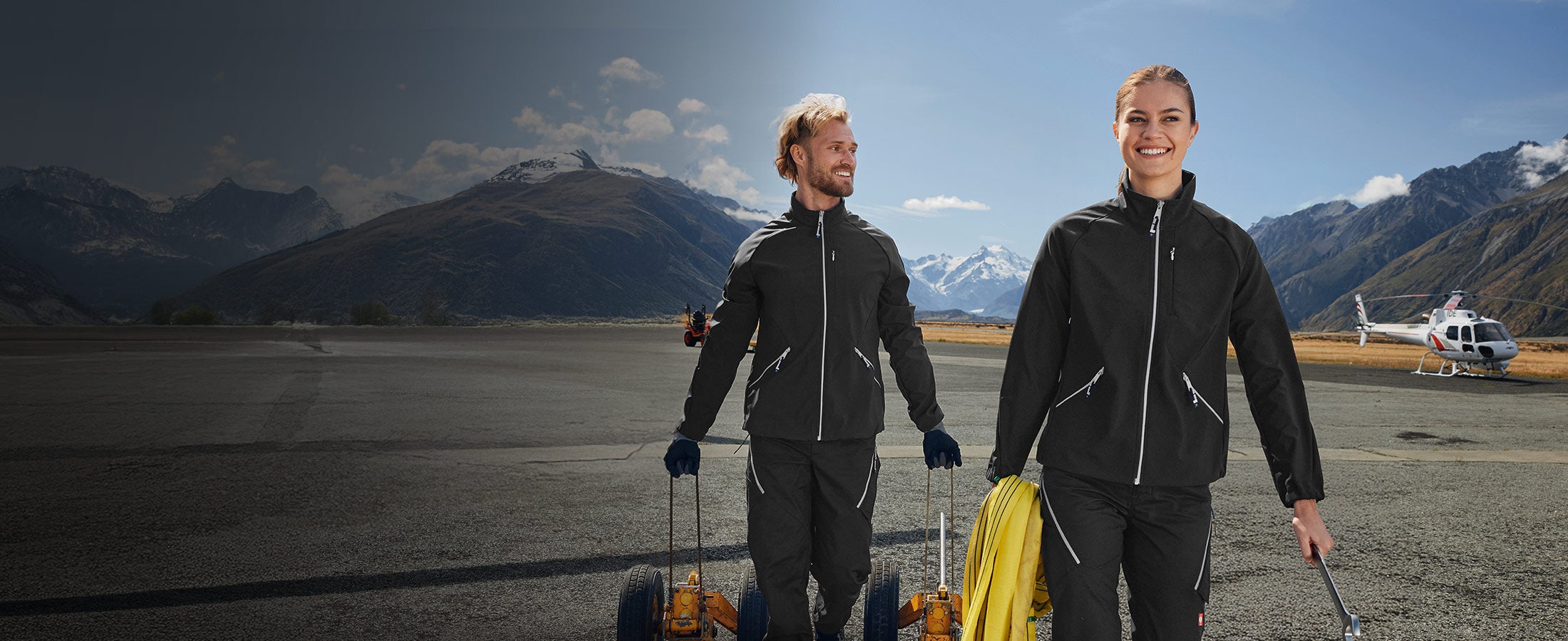 Frau und Mann tragen Kleidung der Kollektion e.s.ambition.