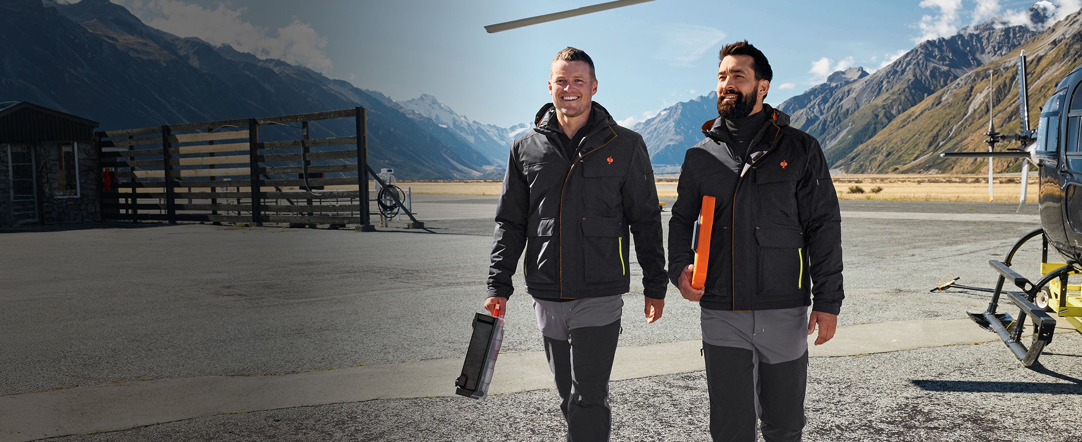zwei Männer tragen Winterjacken der Kollektion e.s.trail