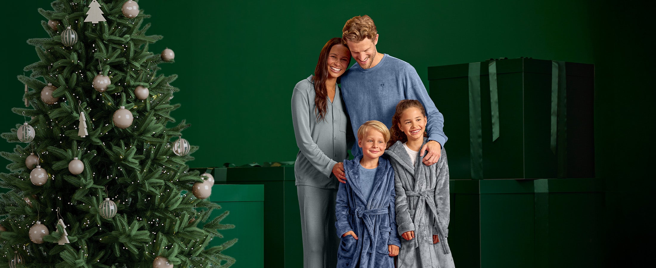 Familie in der neuen Strauss Weihnachts-Kollektion
