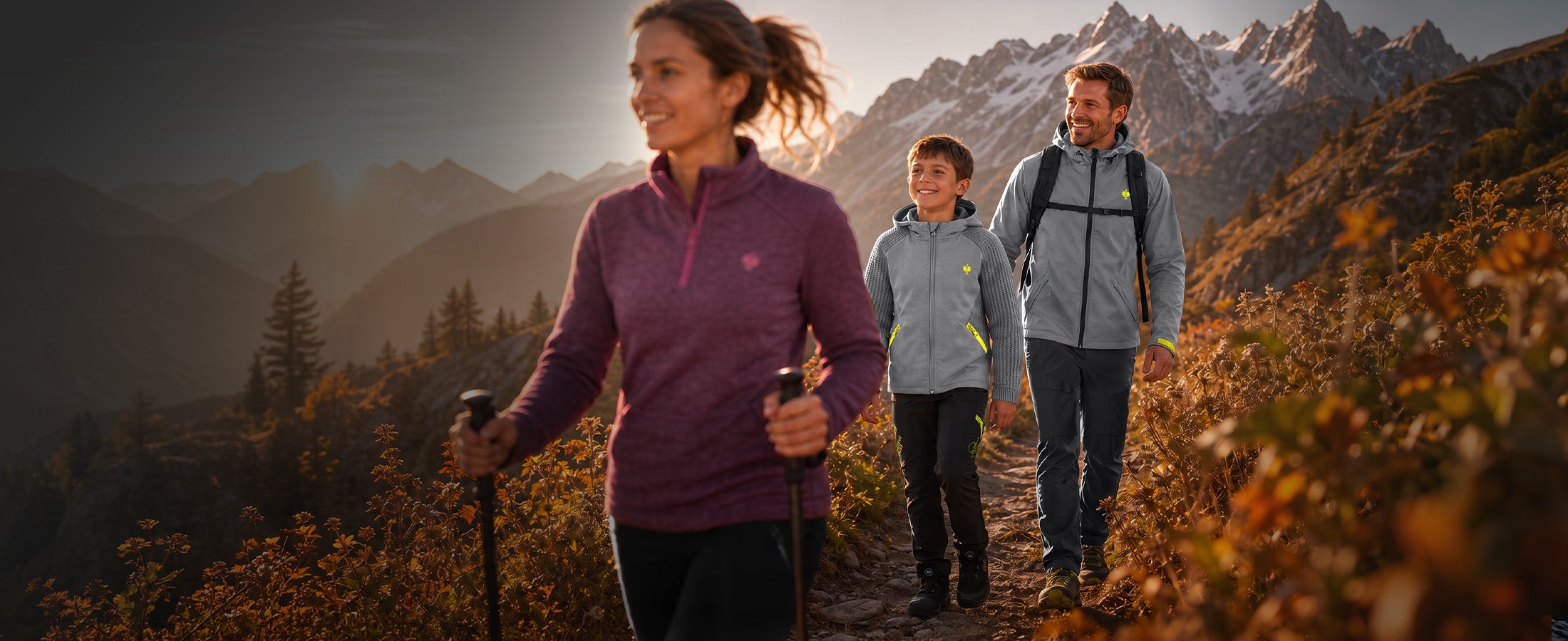 KI-generiert / -modifiziert: Eine Familie in Kleidung der Kollektion e.s.trail wandert mit Trekkingstöcken auf einem Bergpfad im Herbst.
