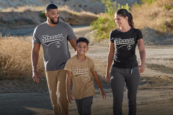 Femme, homme et jeune avec les nouveaux vêtements e:pic