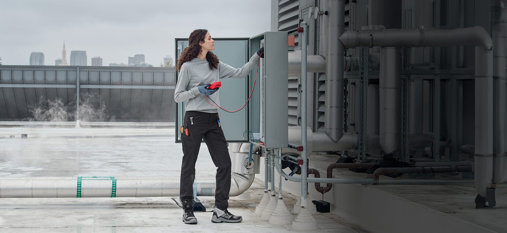 Woman wearing the e.s.ambition multi-pocket trousers in black