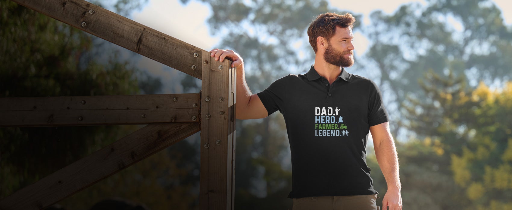 Ein Mann trägt ein schwarzes Polo-Shirt mit einem auffälligen Aufdruck.
