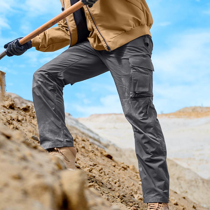 Homme avec le nouveau pantalon à taille élastique Ripstop e.s.e:pic en gris carbone
