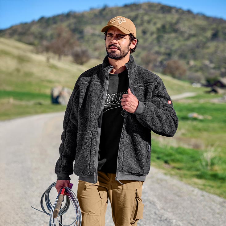 Homme avec les nouveaux vêtements e:pic
