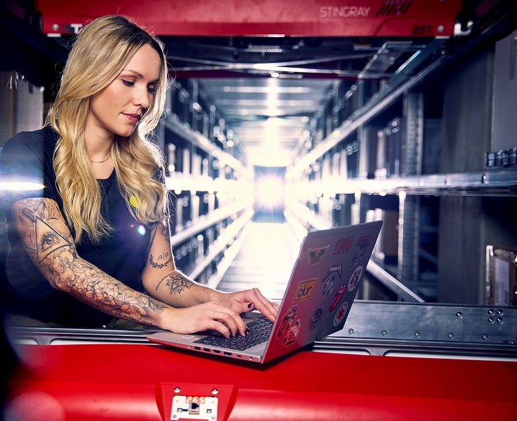 Frau arbeitet am Laptop