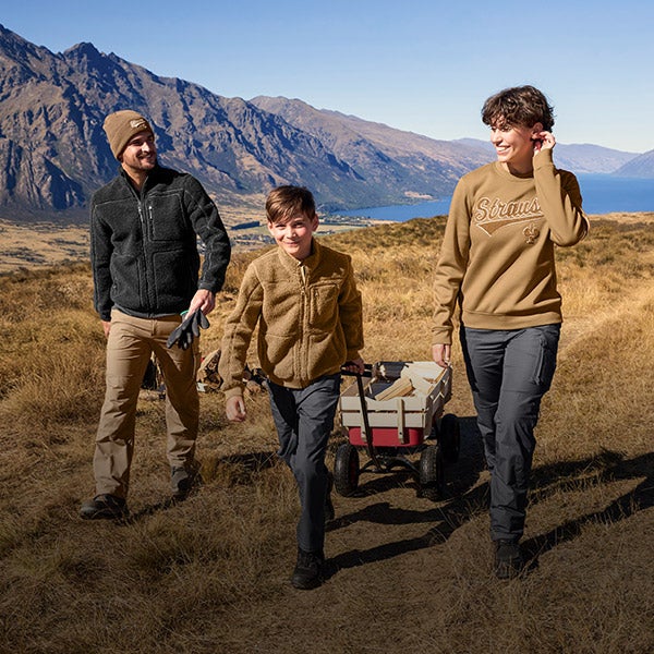 Femme, homme et jeune avec les nouveaux vêtements e:pic
