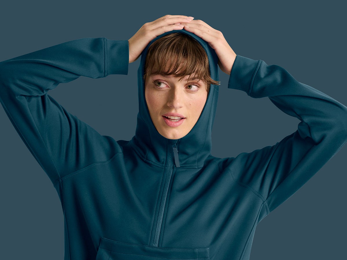 Frau trägt e.s.avida Hoody in dunkelblau