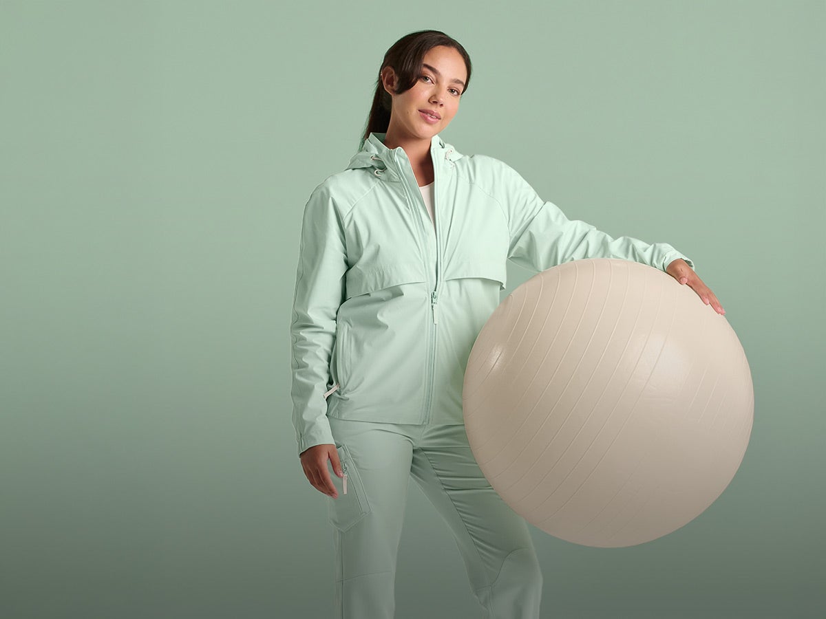 Frau trägt e.s.avida in rotviolett