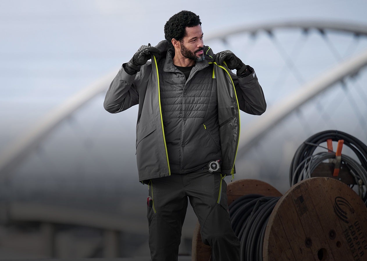 Herr trägt e.s.ambition 3-1 Funktionsjacke in anthrazit/warngelb
