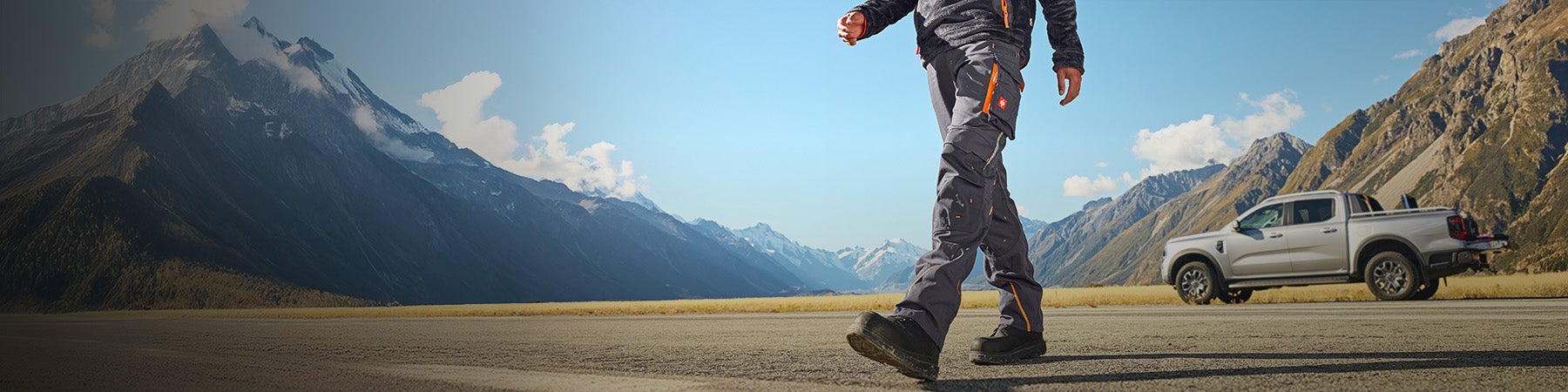 Un homme porte un pantalon de travail e.s.motion 2020
