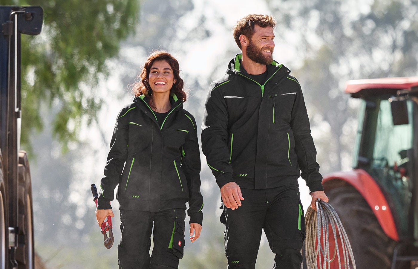 Mann und Frau tragen Kleidung der Kollektion e.s.motion 2020