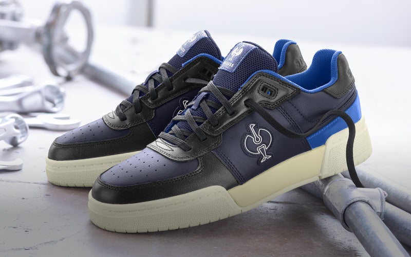 Photo décontractée de chaussures professionnelles O1 e.s. Sumter low en bleu foncé avec des tournevis en arrière-plan 