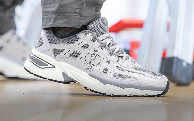 Un artisan portant des chaussures professionnelles O1 e.s. Lewistown low en blanc 