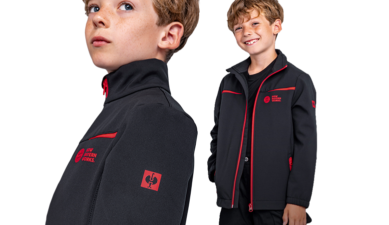 Le jeune garçon porte la collection FC Bayern