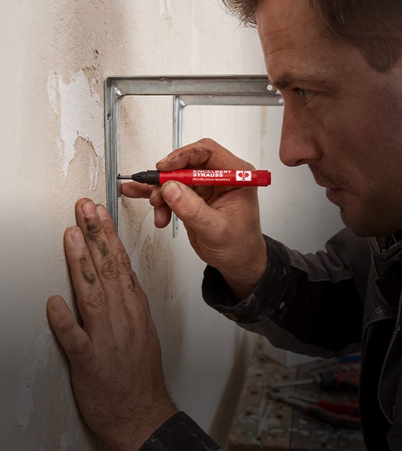 e.s. Bohrlochmarker, von einem Mann gehalten