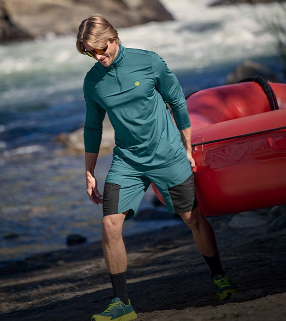 Mann trägt Kleidung der Kollektion e.s.trail