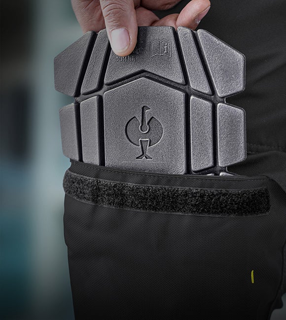 e.s. Knee Pad Ergonomic is inserted into the knee pocket of a pair of trousers.