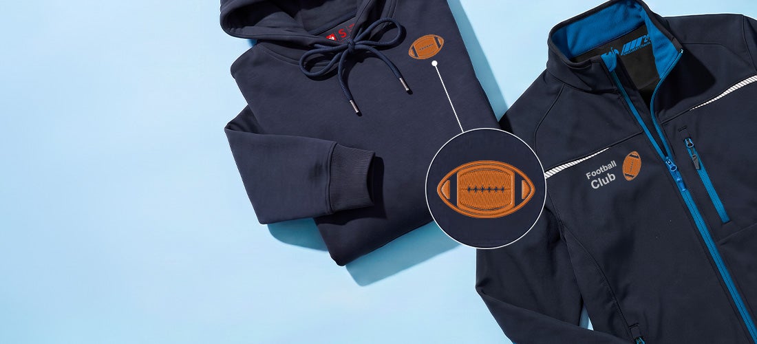 KI-generiert / modifiziert - Dunkelblauer Hoodie und dunkle Jacke mit Football-Sticklogo.