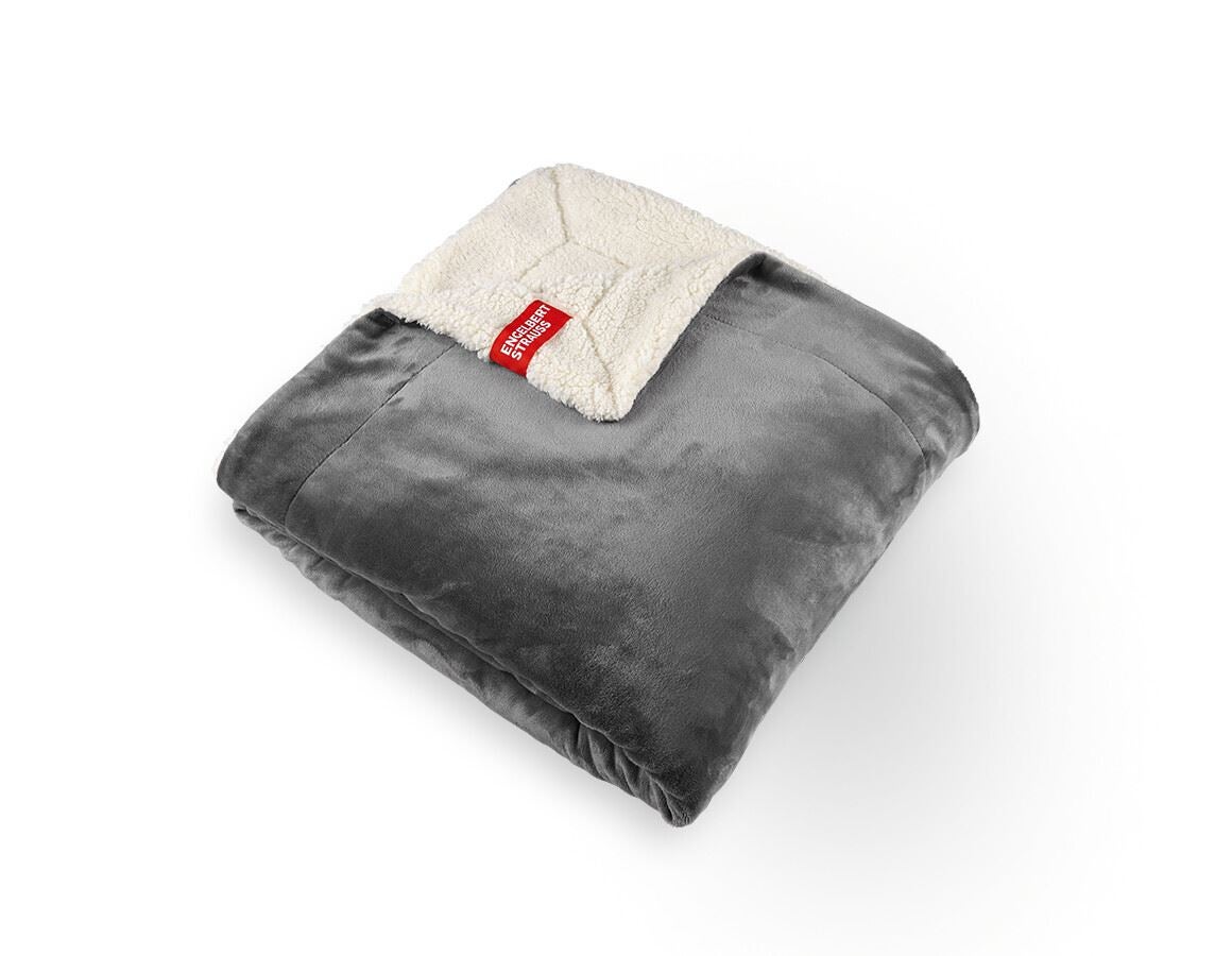 Accessories: e.s. Faux fur blanket + nordicgrey