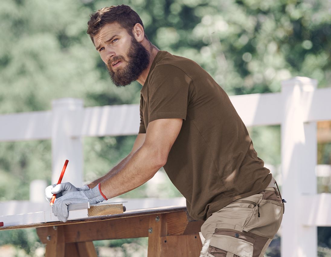 Snedker: e.s. T-Shirt cotton + hasselnød