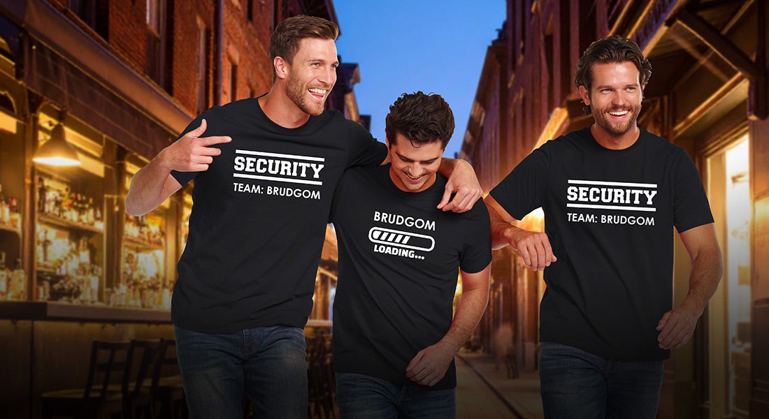 Tre herrer i e.s.basics-t-shirts med trykket „Security Team Brudgom“ og „BrudgomLoading“ om aftenen