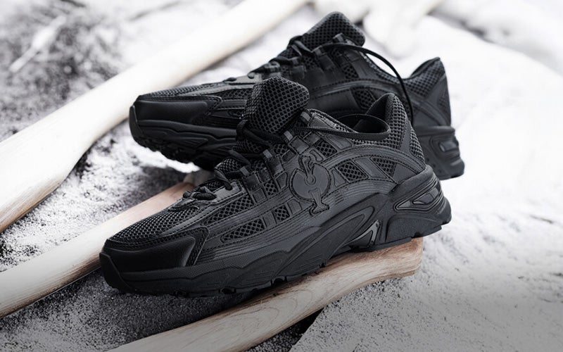 Casual image of O1 work shoes e.s. Lewistown low in black on a sandy background