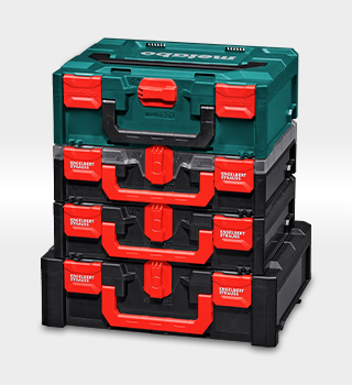 metaBOX sitzt auf dem STRAUSSbox Turm, um zu zeigen, dass sich STRAUSSboxen und metaBOXEN zu 100 % kombinieren lassen.